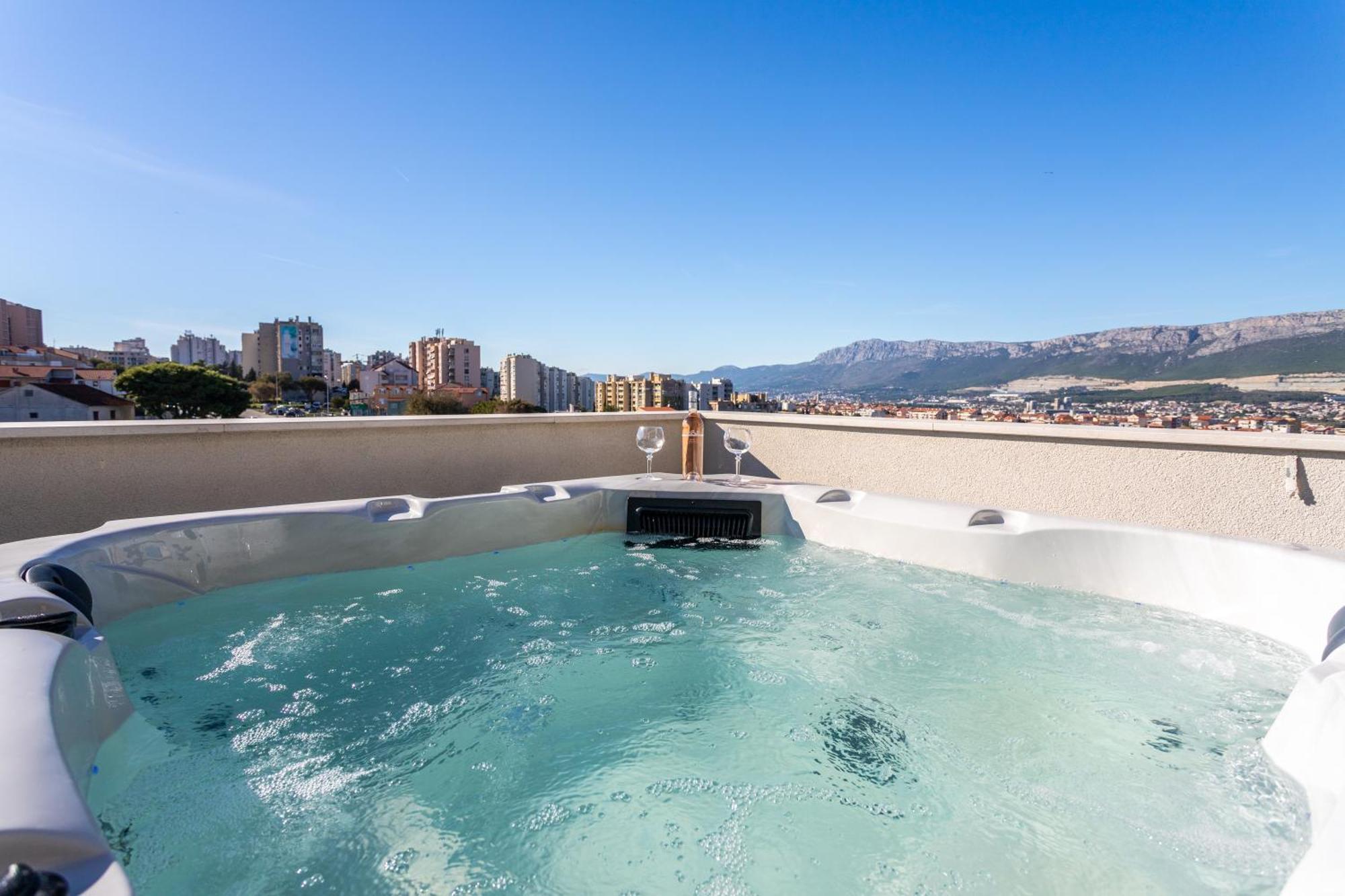 New Luxury 3-Bedroom Penthouse With Huge Terrace スプリト エクステリア 写真