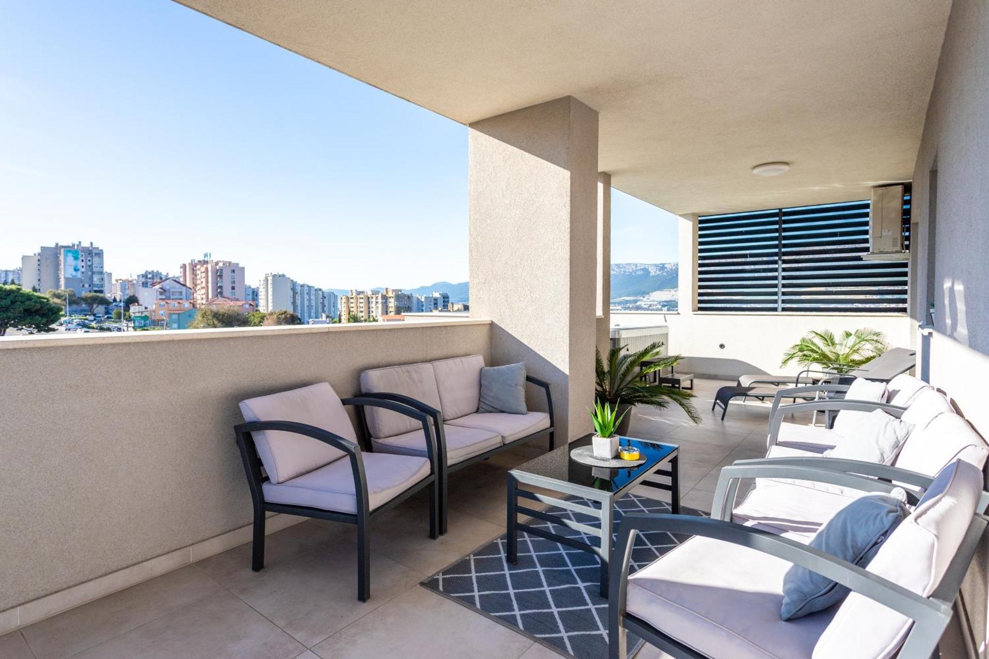 New Luxury 3-Bedroom Penthouse With Huge Terrace スプリト エクステリア 写真