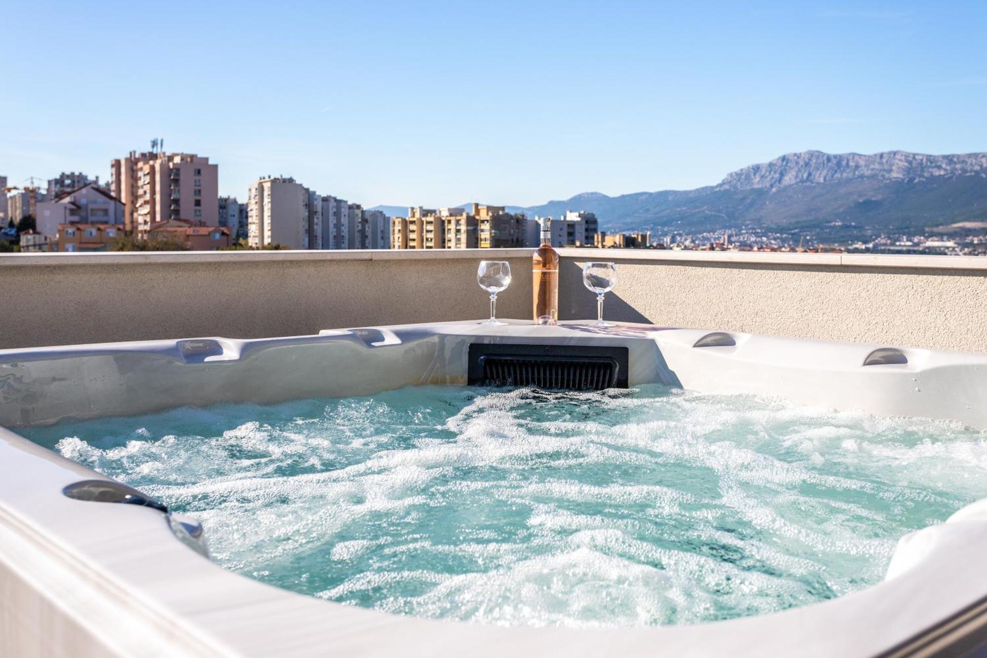New Luxury 3-Bedroom Penthouse With Huge Terrace スプリト エクステリア 写真