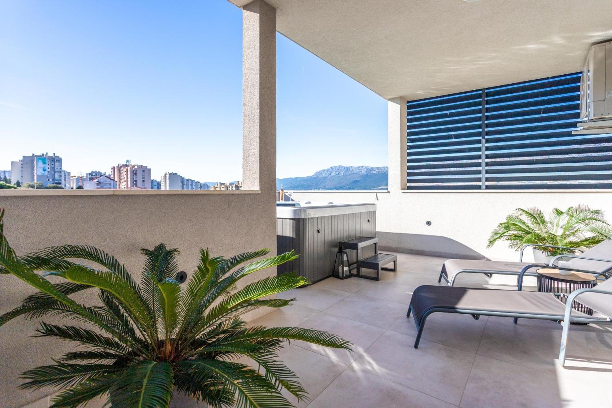 New Luxury 3-Bedroom Penthouse With Huge Terrace スプリト エクステリア 写真