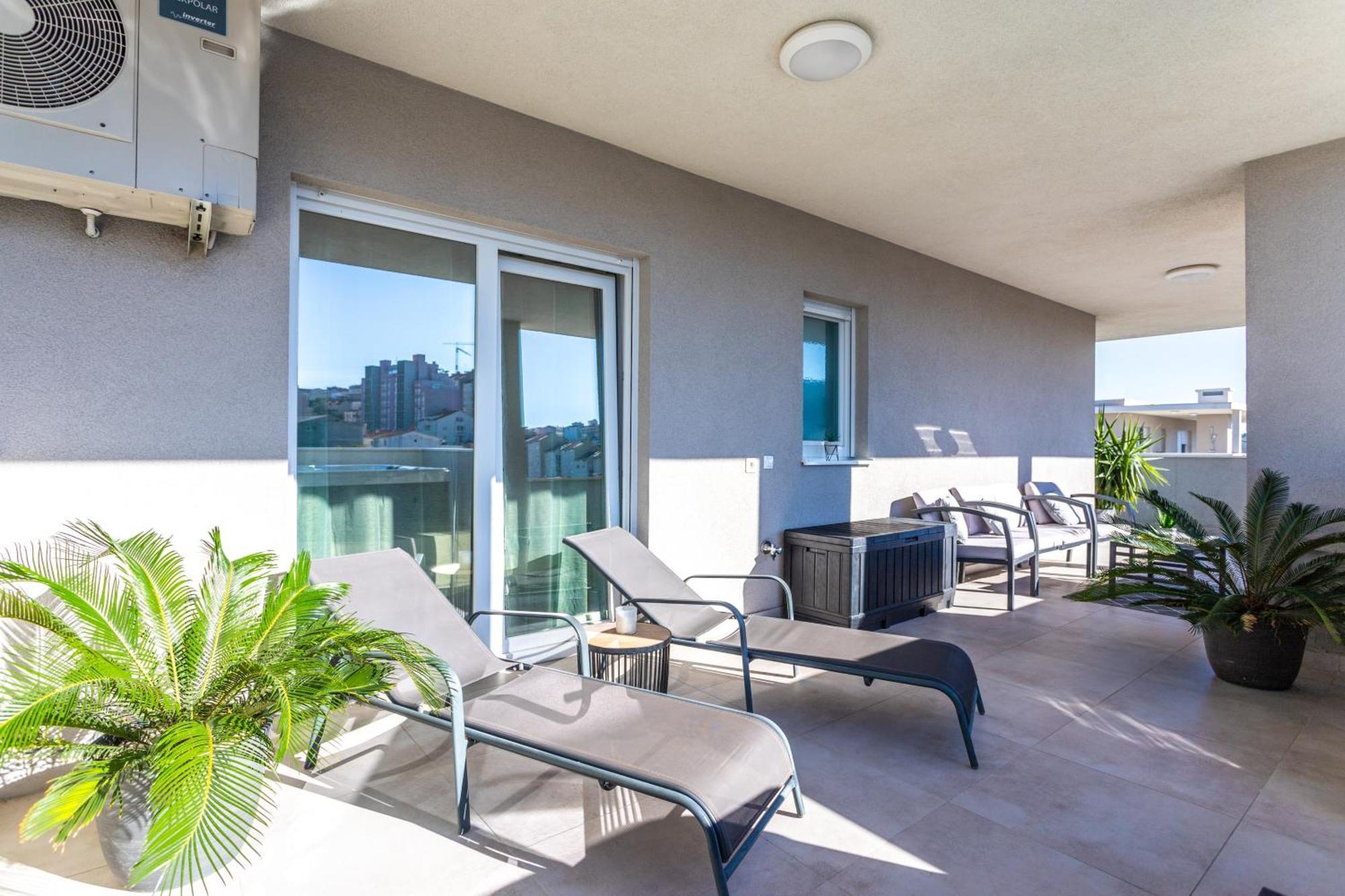 New Luxury 3-Bedroom Penthouse With Huge Terrace スプリト エクステリア 写真